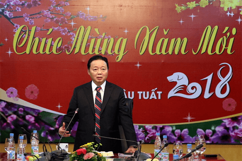 Bộ trưởng Trần Hồng Hà trả lời phỏng vấn báo chí và lắng nghe ý kiến của một số phóng viên