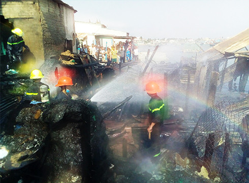 Khánh Hòa 3 ngôi nhà tạm bị thiêu rụi trong chiều 24 tết
