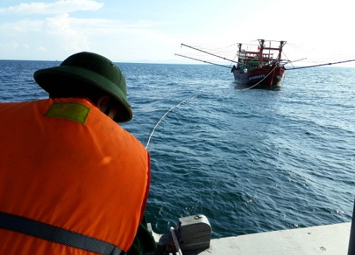 Nghệ An lai dắt tàu cá hỏng máy và 16 ngư dân vào bờ an toàn ​