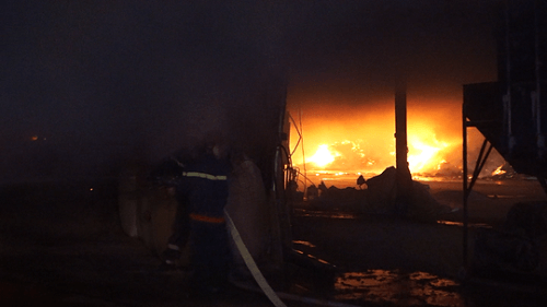“Giặc lửa” thiêu rụi 3 công ty gỗ tại Bình Dương