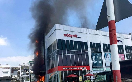 Trung tâm mua sắm ở Sài Gòn bất ngờ cháy lớn