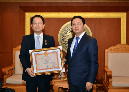 Trao kỷ niệm chương Vì sự nghiệp Tài nguyên và Môi trường cho Trưởng Đại diện JICA tại Việt Nam