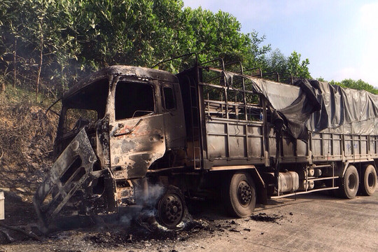 Xe tải bốc cháy trên đường Hồ Chí Minh