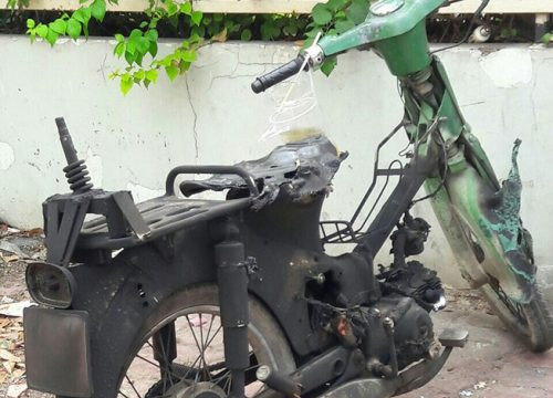 Xe máy bị cháy khi dựng cạnh bãi đốt rác
