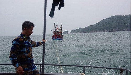 Nghệ An cứu tàu cá và 6 ngư dân gặp nạn trên biển