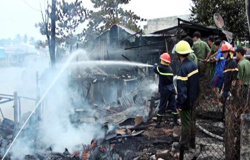 “Bà hỏa” thiêu rụi 4 ngôi nhà ở huyện Chợ Mới (An Giang)