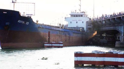 Tàu hàng trọng tải lớn đâm vào cầu Đồng Nai