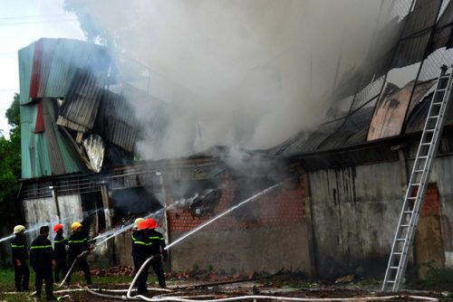 Hơn 80m2 nhà xưởng của công ty may bị thiêu rụi sau đám cháy