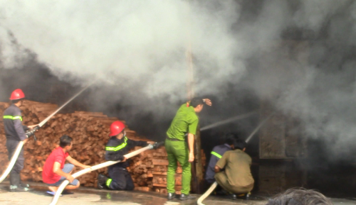 Xưởng gỗ 500m2 bị lửa thiêu rụi