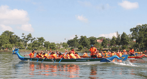 200 tay đua tranh tài tại Giải đua thuyền rồng Phú Yên