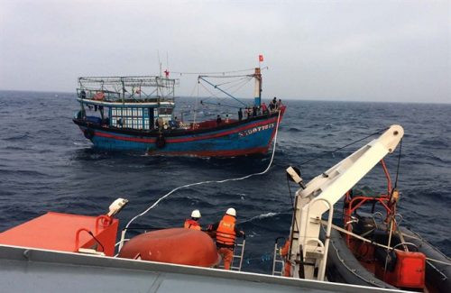 Gặp nạn trên biển, 13 ngư dân Nghệ An được cứu hộ thành công