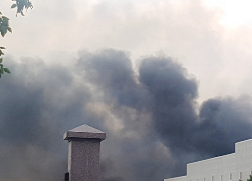 “Bà hỏa” ghé thăm Khu công nghiệp Long Giang, cột khói bốc cao cả chục mét