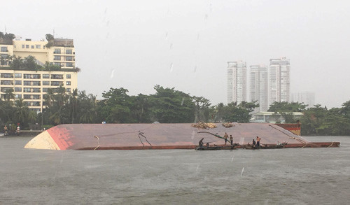 Lật sà lan trên sông Sài Gòn, hiện chưa rõ thương vong