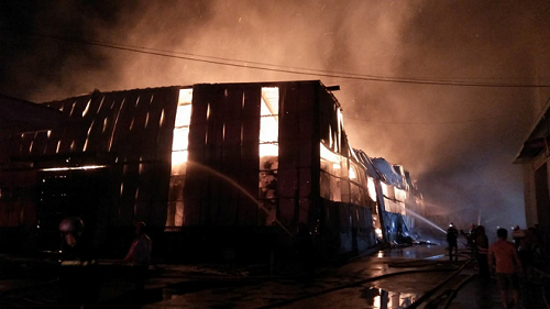 Cháy dữ dội trong khu công nghiệp Vĩnh Lộc, cột khói cao hàng chục mét