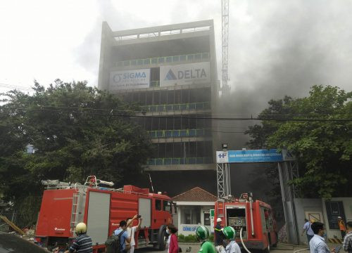 Công trình trong Bệnh viện Việt Pháp bốc cháy dữ dội khiến hàng trăm công nhân hoảng loạn