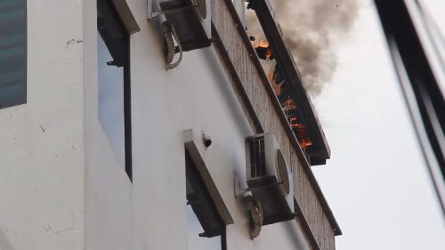 Một khách sạn ở Hà Nội bốc cháy, khách nước ngoài hốt hoảng thoát thân