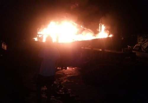 Ngọn lửa thiêu rụi một ngôi nhà sàn tại Đắk Lắk