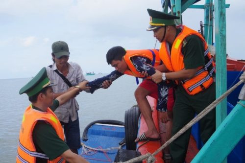 Kịp thời cứu nạn một thuyền viên bị rơi xuống biển