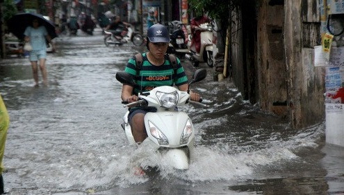 Sau mưa lớn, người dân Hà Nội “vượt lũ” về nhà