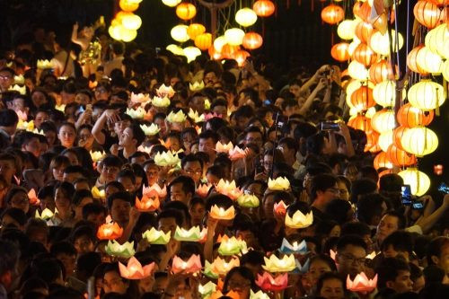 TP. HCM: Hàng nghìn người đổ về chùa Pháp Hoa dự Đại lễ Phật đản