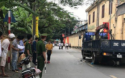 Hà Nội: Thai nhi 8 tháng văng khỏi bụng mẹ sau cú va chạm với xe tải