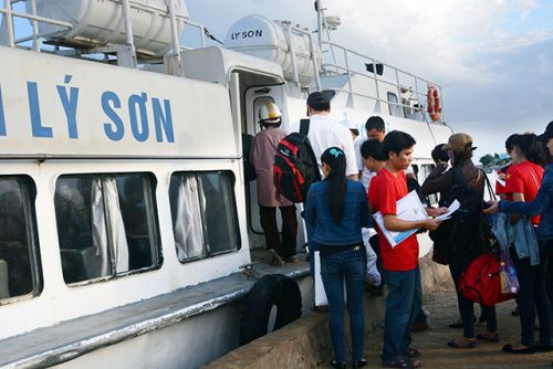 Hơn 2.000 du khách “mắc kẹt” trên đảo Lý Sơn đã trở lại đất liền