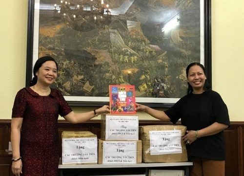 Trao tặng 2.500 cuốn sách cho các cựu chiến binh Tây Tiến