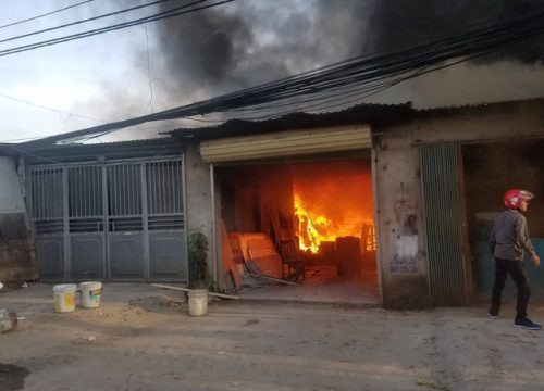 Hà Nội: Xưởng gỗ bất ngờ bốc cháy dữ dội
