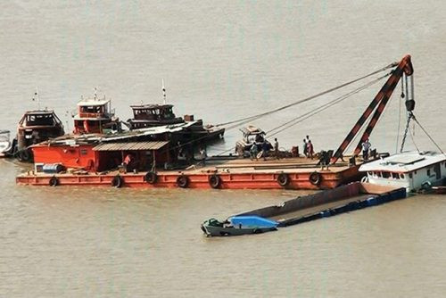 Tàu chở container đâm chìm sà lan khiến 2 người mất tích trên sông Sài Gòn