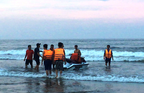 Sóng cuốn trôi 4 người mất tích trên biển Thanh Hóa