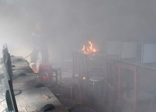 Cà Mau: Phòng tin học bất ngờ bốc cháy giữa trưa