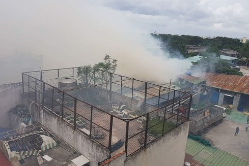 TP. HCM: Cháy dữ dội tại kho xưởng nệm mút sofa