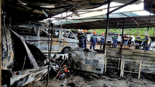 TP. HCM: Bãi giữ xe gần sân bay Tân Sơn Nhất bốc cháy, thiêu rụi 3 ô tô