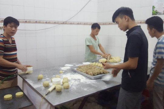Phường Xuân Tảo (Quận Bắc Từ Liêm – Hà Nội): Kinh hoàng quy trình sản xuất bánh trung thu “bẩn”