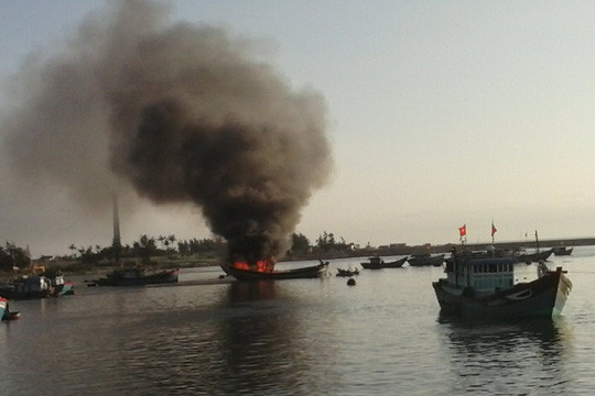 2 ngư dân bị cháy tàu cá được tàu kiểm ngư cứu vớt