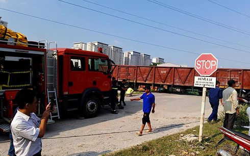 Hà Nội: Tàu hỏa đâm xe tải khiến nhiều người bị mắc kẹt