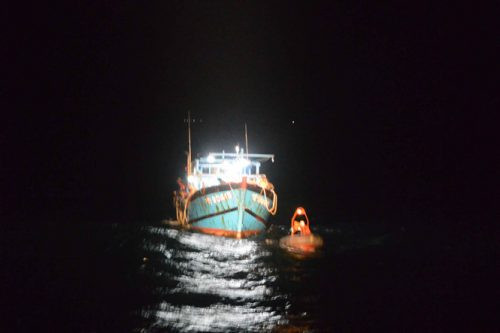 Cứu hơn 40 ngư dân trên tàu cá bị chìm tại vùng biển Trường Sa