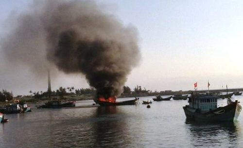 Quảng Ngãi: Tàu cá phát nổ trên biển, 1 người chết, 13 người thương vong