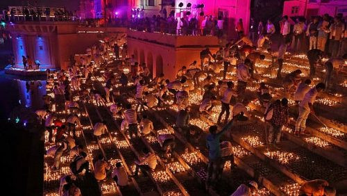 Ấn Độ: Thắp sáng thành phố Ayodhya với hơn 300.000 đèn dầu đất sét