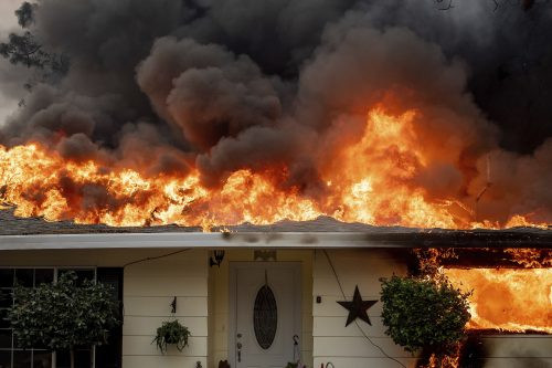 9 người thiệt mạng, cả thị trấn bị thiêu rụi sau đám cháy rừng ở Mỹ
