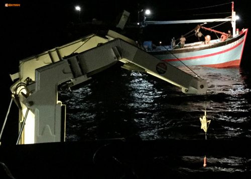 Cứu nạn thành công 9 ngư dân lênh đênh trên biển do tàu hỏng lúc biển động
