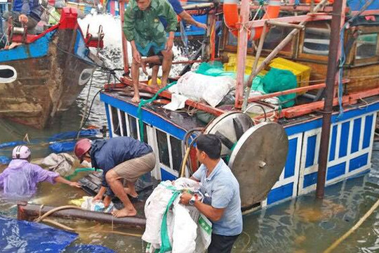 Quảng Nam: Mưa bão làm chìm 2 tàu cá