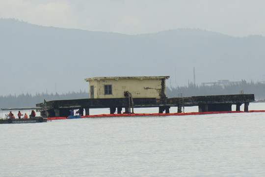 Đà Nẵng: Tàu tiếp liệu đâm gãy trụ bê tông cầu cảng