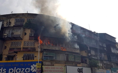 Hà Nội: Cháy lớn tại tập thể cũ trên phố Tôn Thất Tùng, người dân hoảng loạn tháo chạy