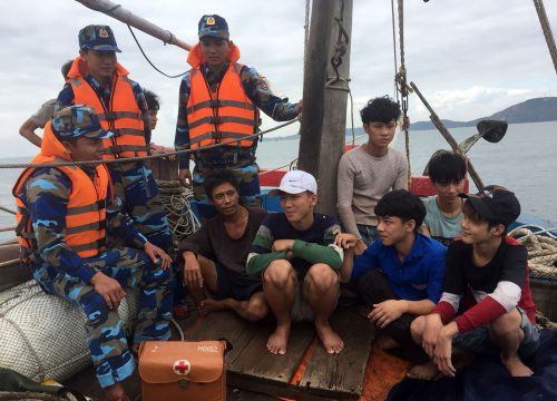 Nghệ An: 8 ngư dân gặp nạn trên biển được cứu hộ an toàn