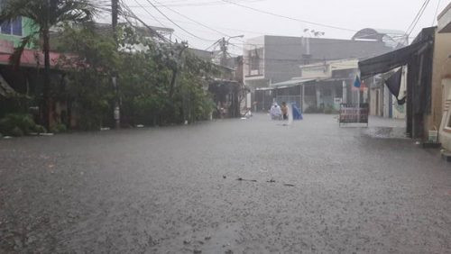 Miền Trung: Hai người chết, hàng nghìn ngôi nhà bị ngập do mưa lớn