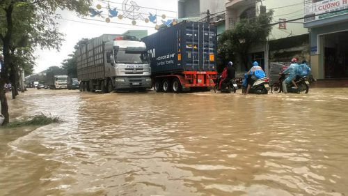 Bình Định: Mưa lũ khiến hàng ngàn căn nhà bị ngập, nhiều nơi bị cô lập