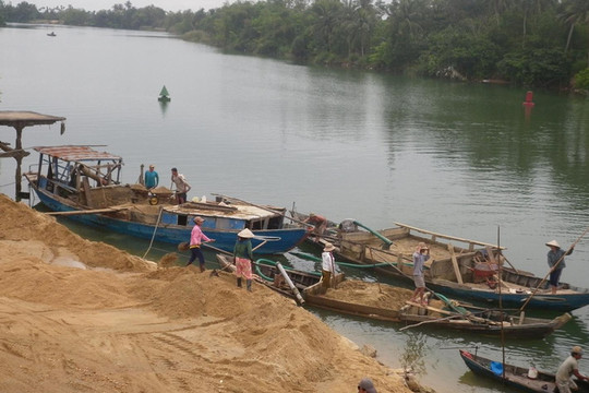 Lâm Đồng: Khai thác cát gây sạt lở, thu hồi hàng loạt giấy phép