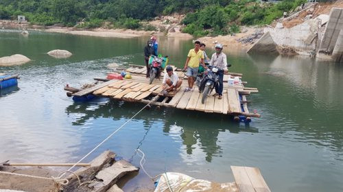 Khánh Hòa: Cầu sập sau bão số 9 chưa được khắc phục, người dân đi bè qua sông