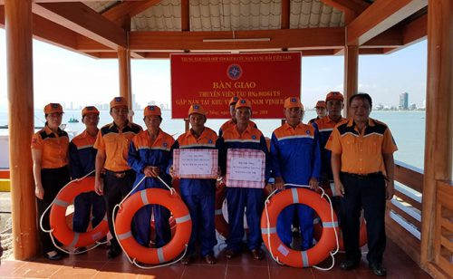 Cứu nạn 8 ngư dân và tàu cá Đà Nẵng ở vịnh Bắc Bộ